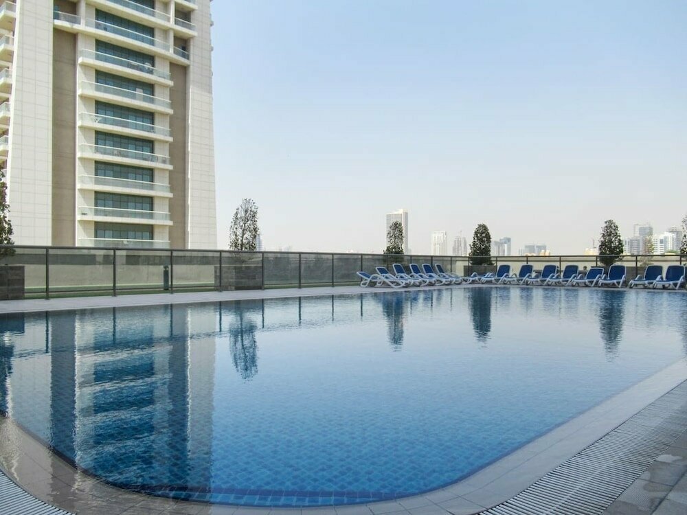 Short-term housing rental Premier Studio in Sports City w Golf Course View!, Dubai, photo