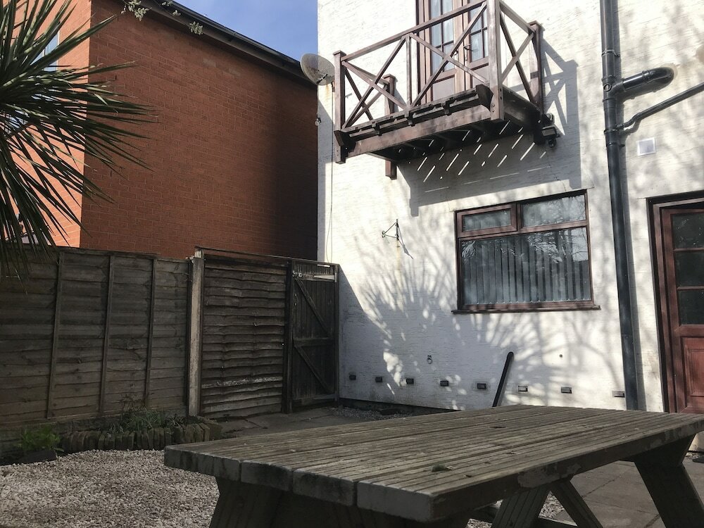 Фото Stylish 3-bed Preston Home for Relaxing Comfy Stay