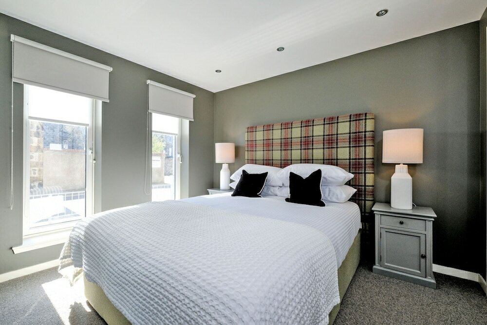 Фото Executive three Bedroom Apartment in Aberdeens West End