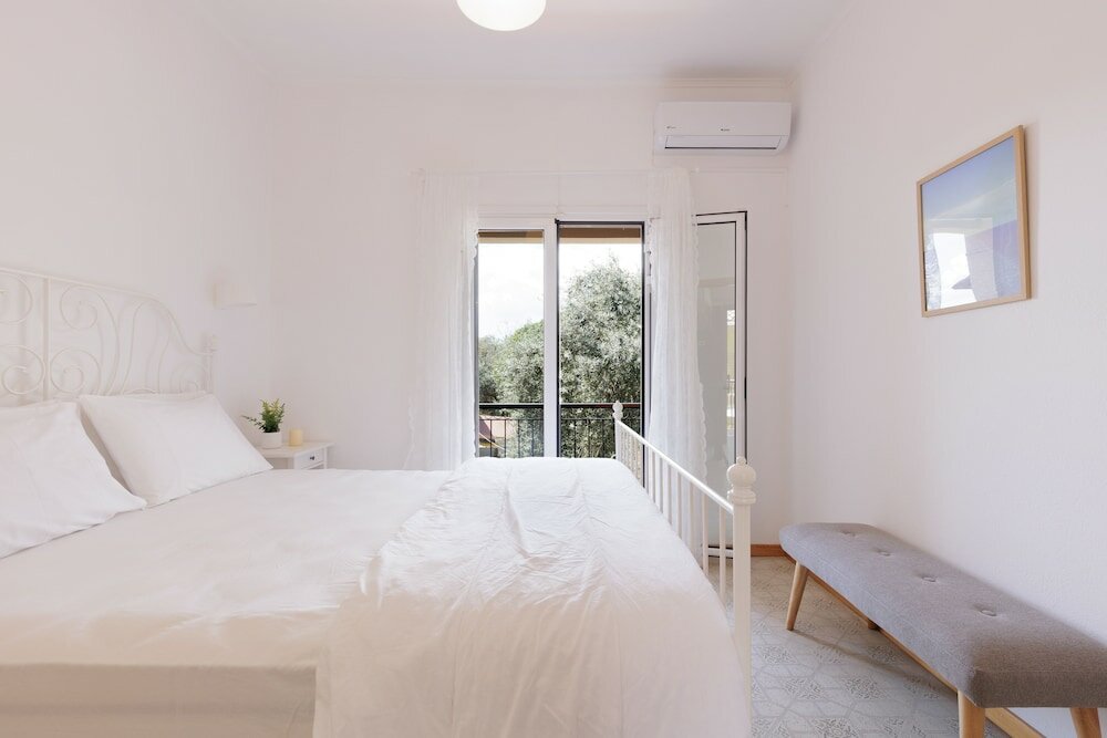 Фото The Island Life Apartments by Konnect, Ipsos Beach