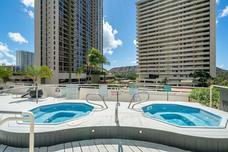 Гостиница Light & Airy Waikiki With Private Lanai 1 Bedroom Home by Redawning в Гонолулу