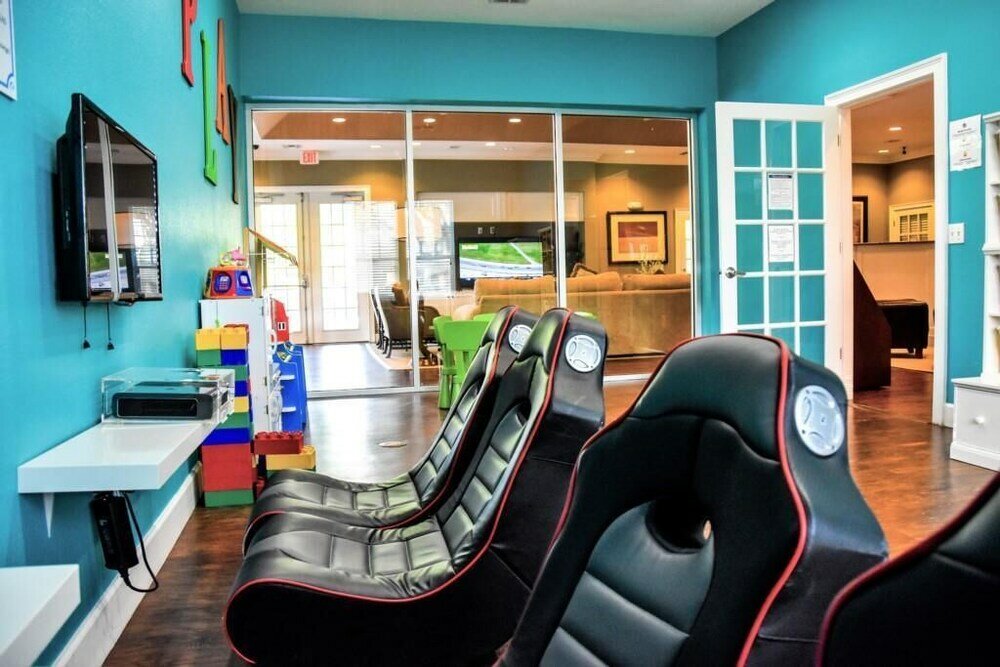 Фото Lucaya 3 Bedroom 2 Bath Townhome With Flat Screen TV