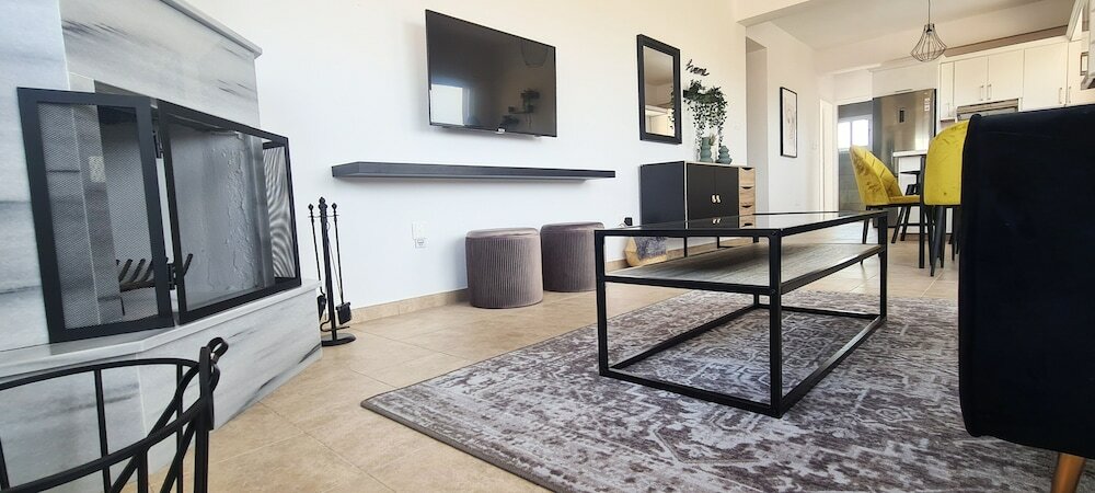 Фото Phaedrus Living: Cityview Luxury Flat Walnut Grove 304