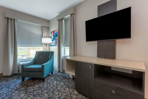 Гостиница La Quinta Inn & Suites by Wyndham Shorewood