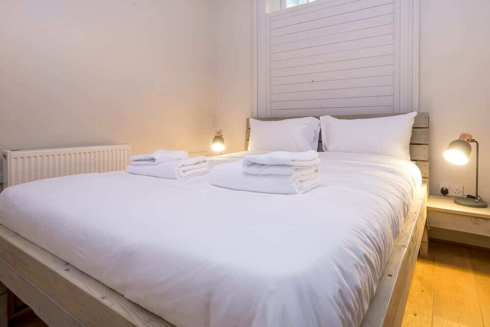 Фото Large Modern Studio Apartment by the Beach