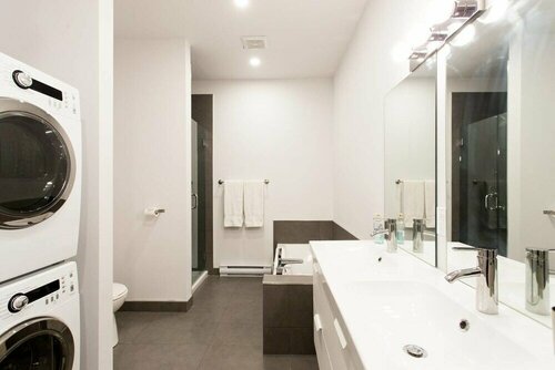 Гостиница Huge Industrial Loft Near Mont-royal Metro в Монреале