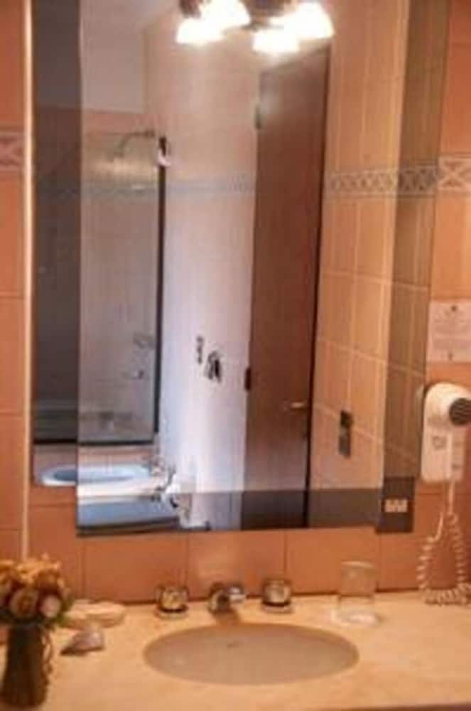 Фото Reina Victoria Suites & Towers