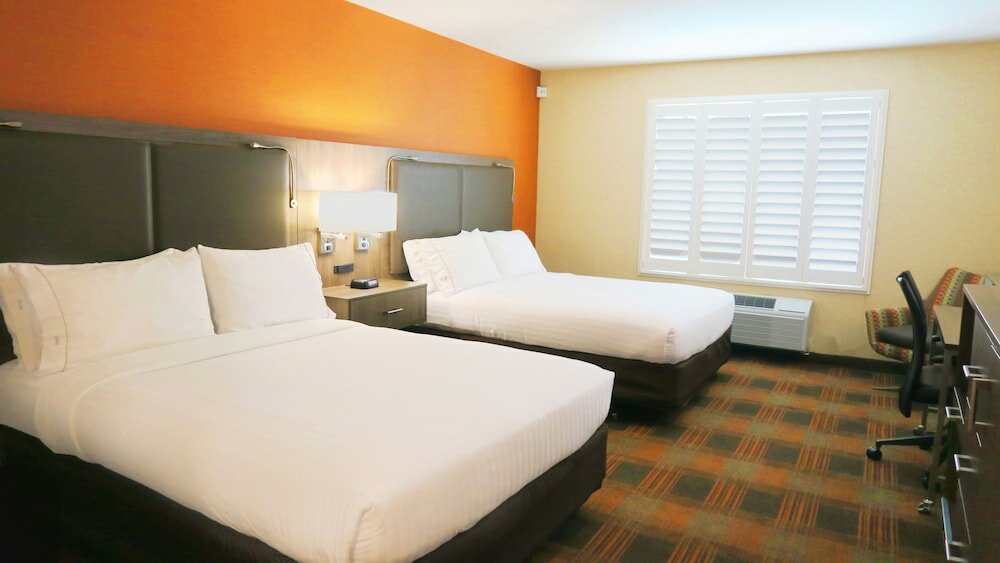 Фото Holiday Inn Express & Suites Elk Grove Central - Hwy 99, an Ihg Hotel