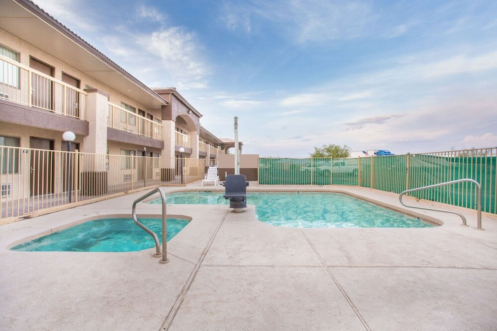 Фото Days Inn by Wyndham Buckeye