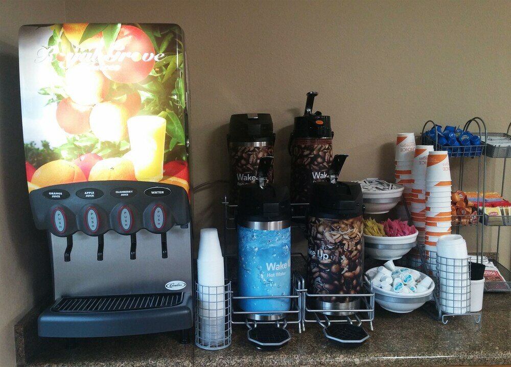 Фото Comfort Suites Airport