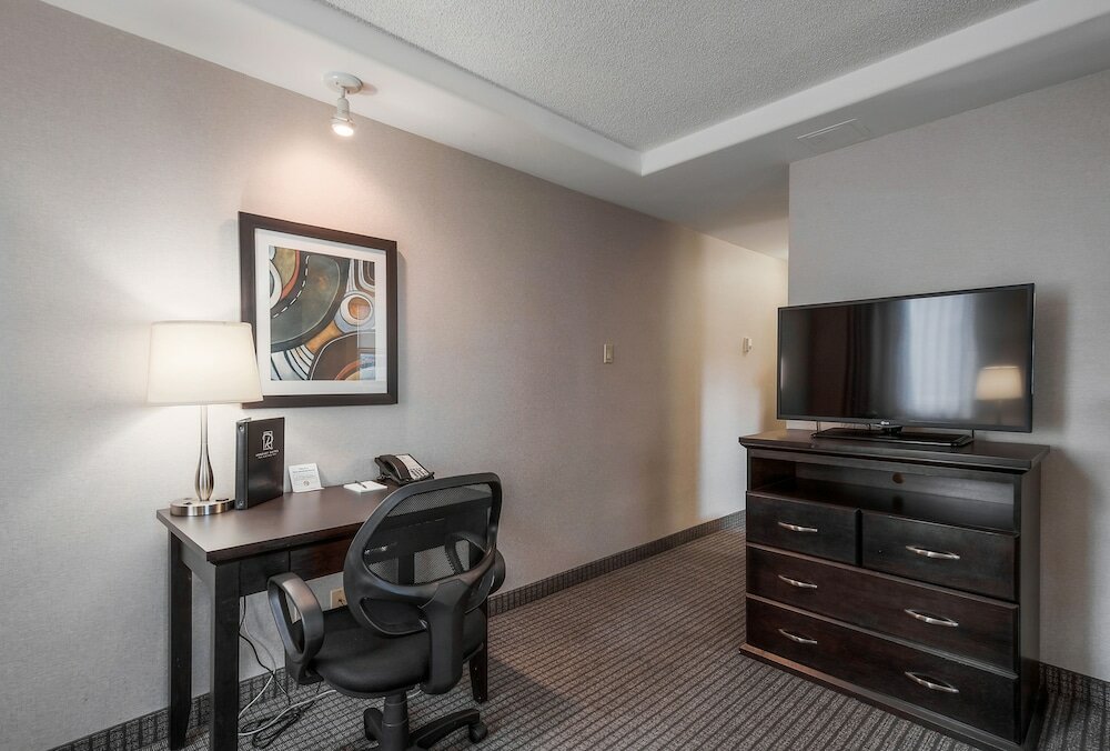 Фото Coast Calgary Downtown Hotel & Suites by Apa