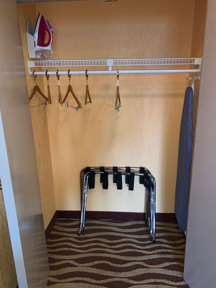 Фото Days Inn & Suites by Wyndham Albany