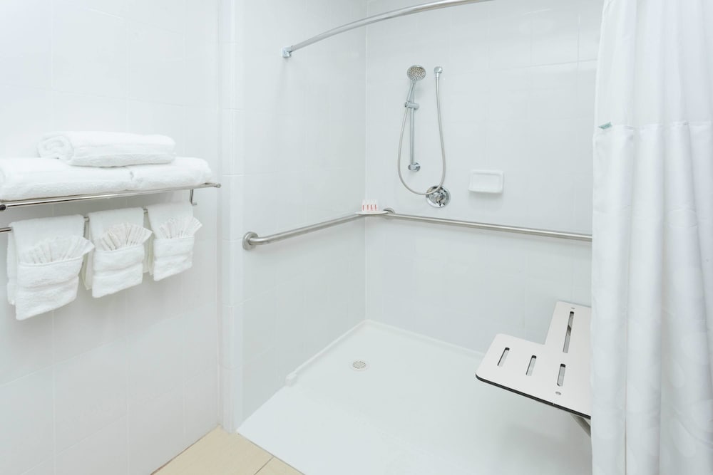 Фото Ramada Plaza by Wyndham Chicago North Shore