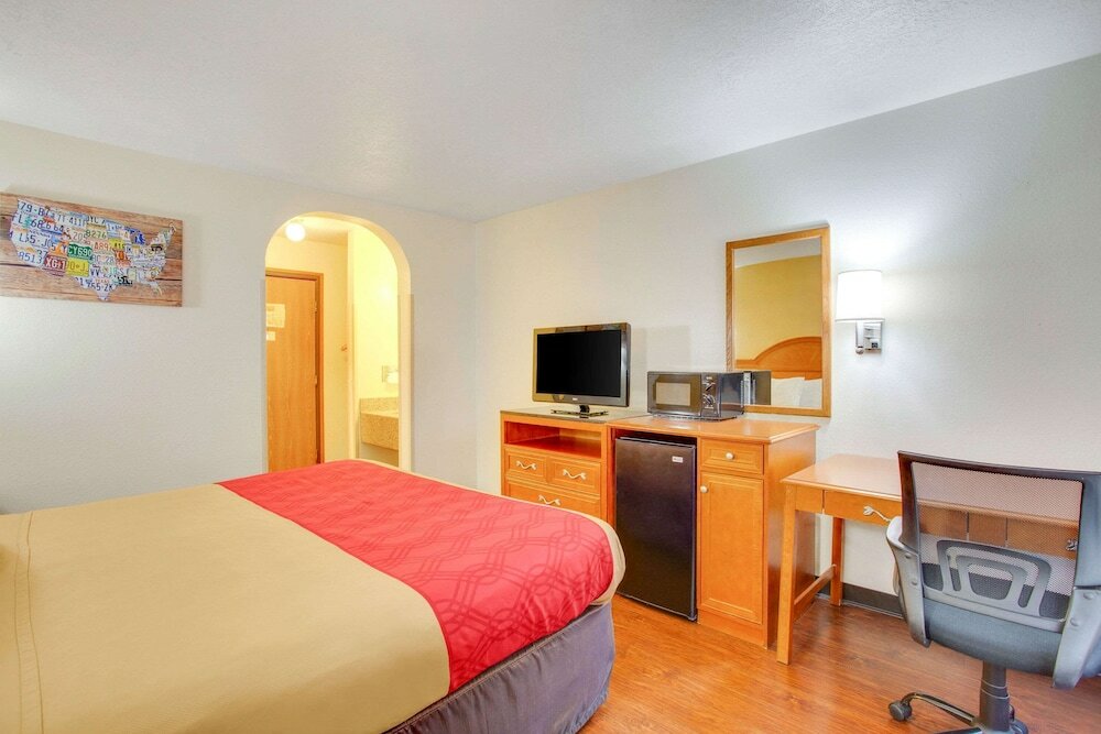 Фото Econo Lodge Inn & Suites