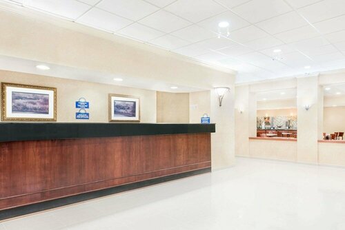 Гостиница Days Inn & Suites by Wyndham York