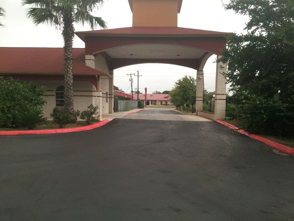 Фото Luxury Inn and Suites Seaworld Lackland