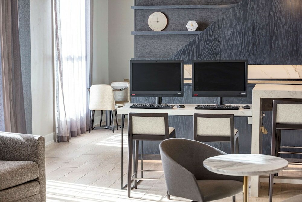 Фото Doubletree by Hilton Boston Logan Airport Chelsea