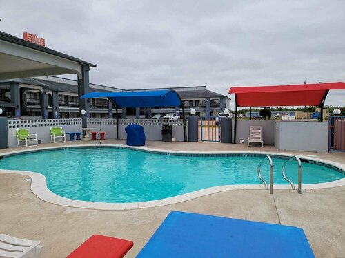 Гостиница Texas Inn & Suites Raymondville в Реймондвилле