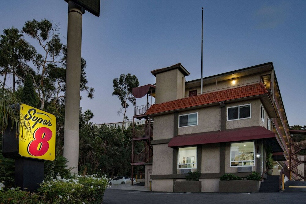 Фото Super 8 by Wyndham San Diego Hotel Circle