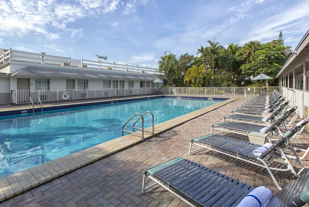 Фото Days Inn by Wyndham Miami Airport North