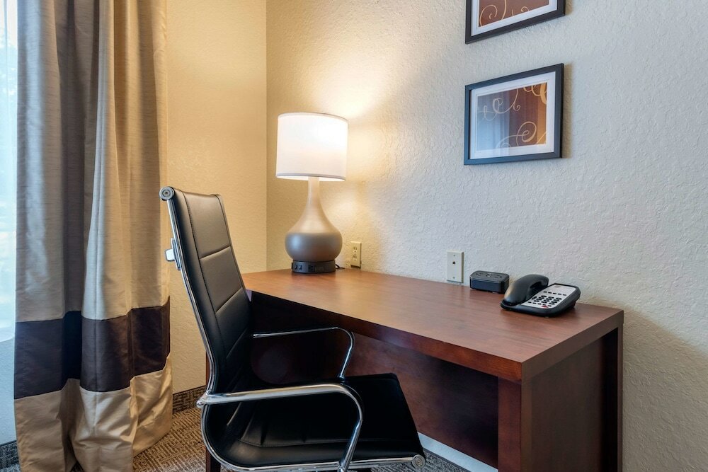 Фото Comfort Suites Downtown