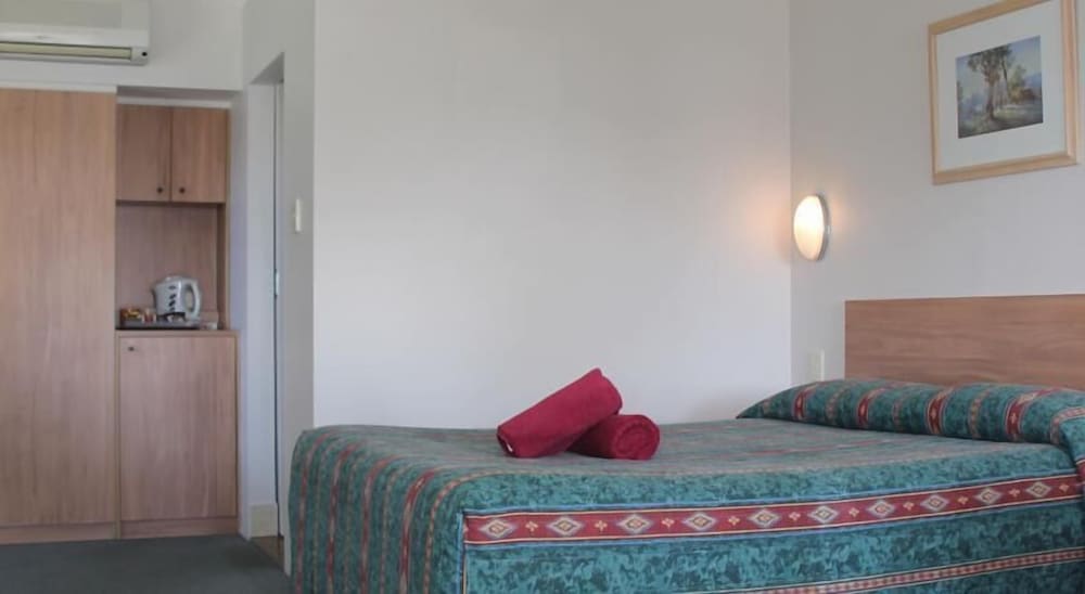 Фото Colonial Court Motor Inn