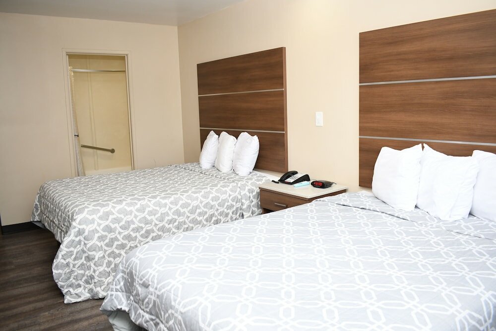 Фото Travelodge by Wyndham Long Beach Convention Center