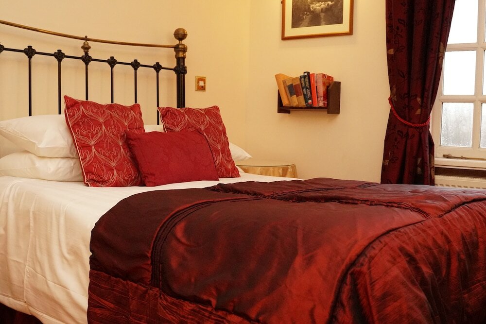 Фото Two Bridges Hotel