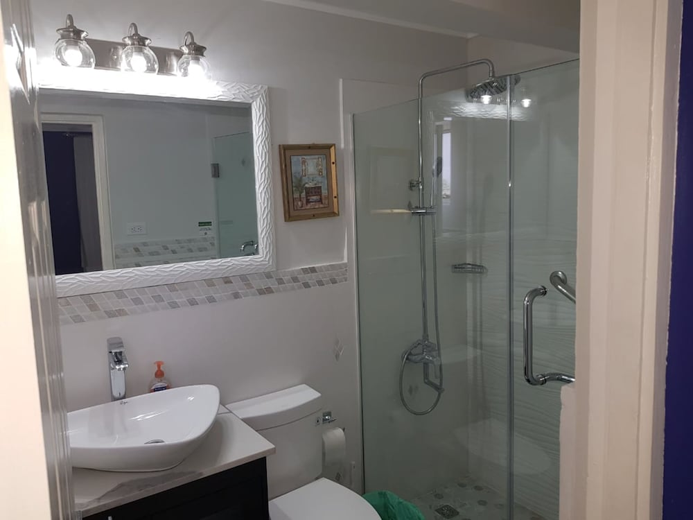 Фото New Kingston Apt at Kensington Court