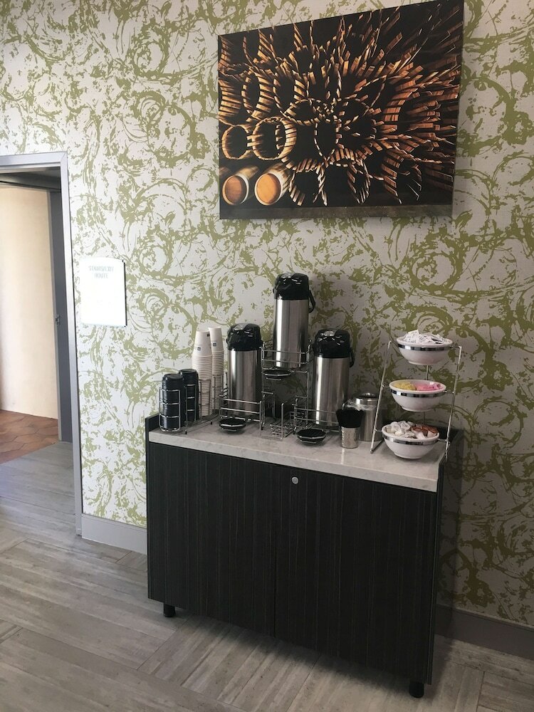 Фото Best Western Plus Temecula Wine Country Hotel &Suites