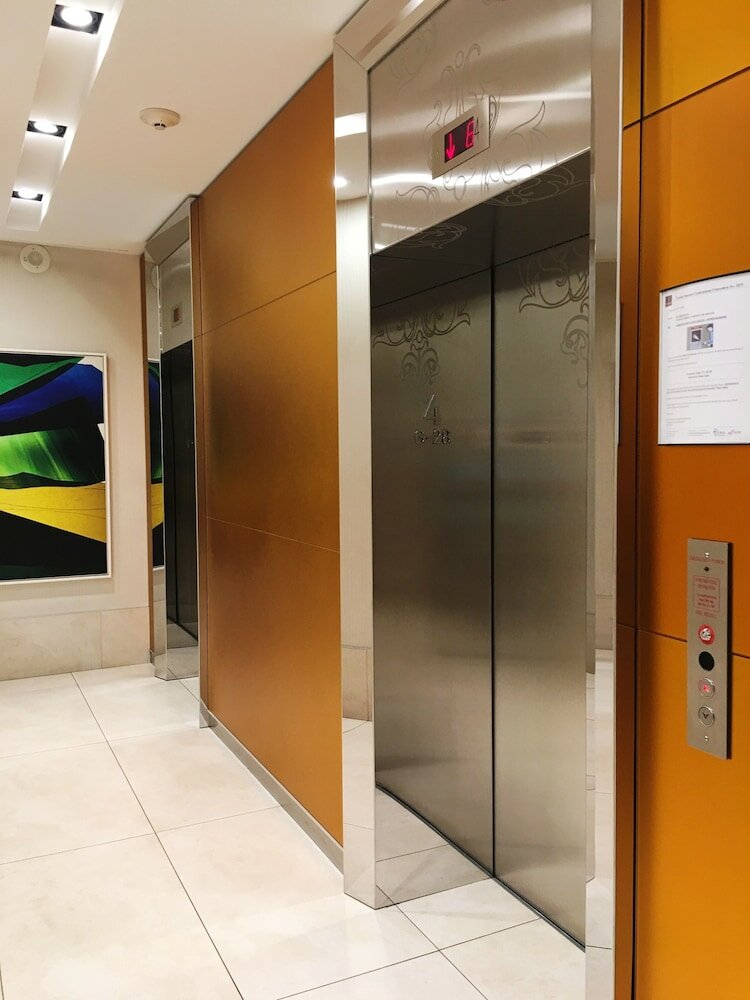 Фото Altitude Suites Bay Street by Teristo Group