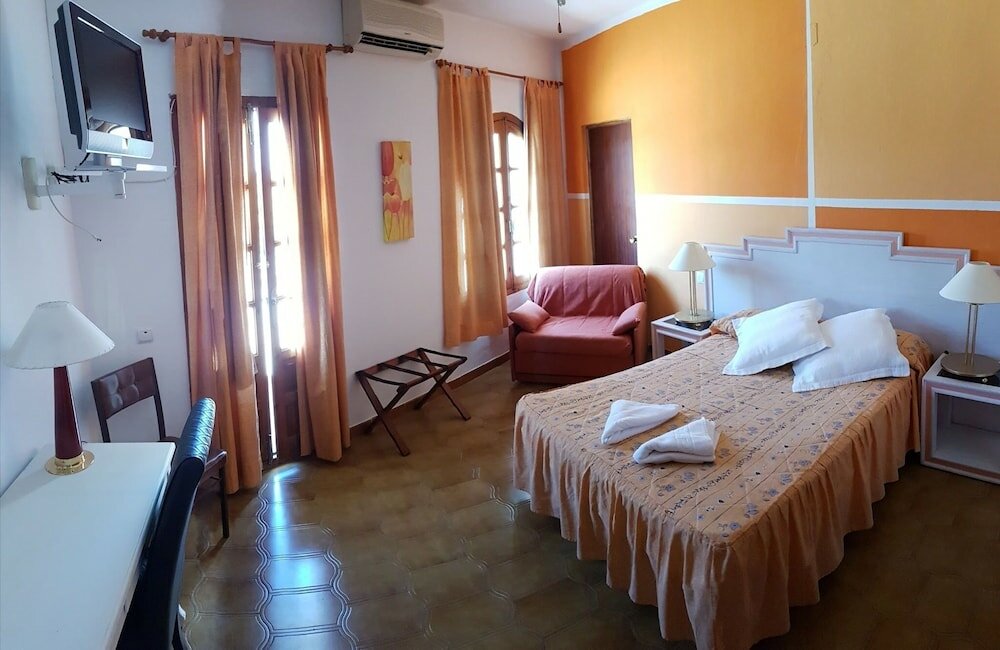 Фото Hostal Los Arcos