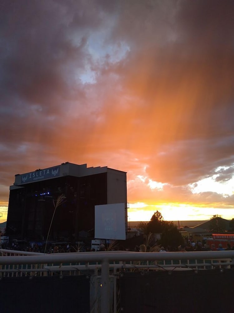 Фото Holiday Inn Express & Suites Albuquerque Historic Old Town, an Ihg Hotel