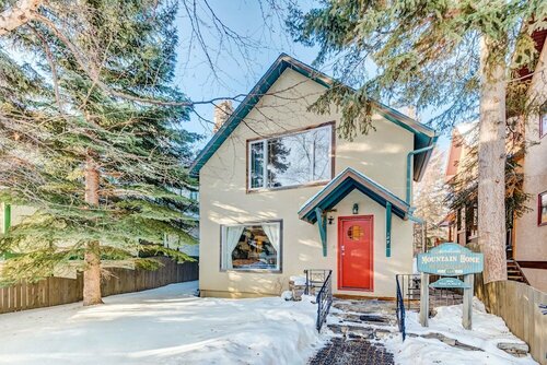 Гостиница Banff Mtn Home - Real Rockies Experience в Банффе