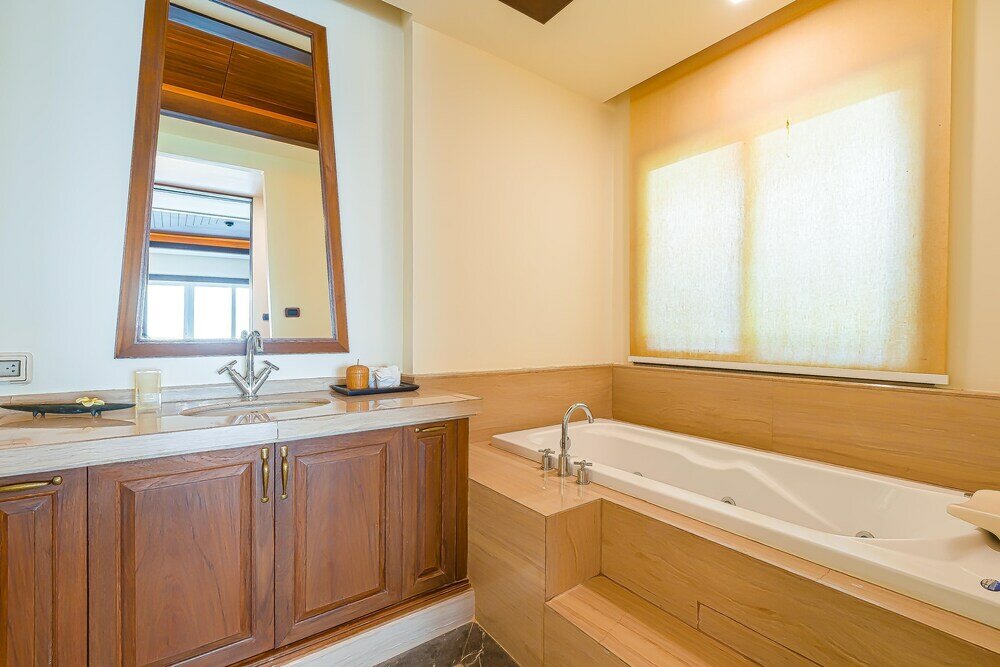 Фото Luxury Mansion 6 Br on Golf Course Jb