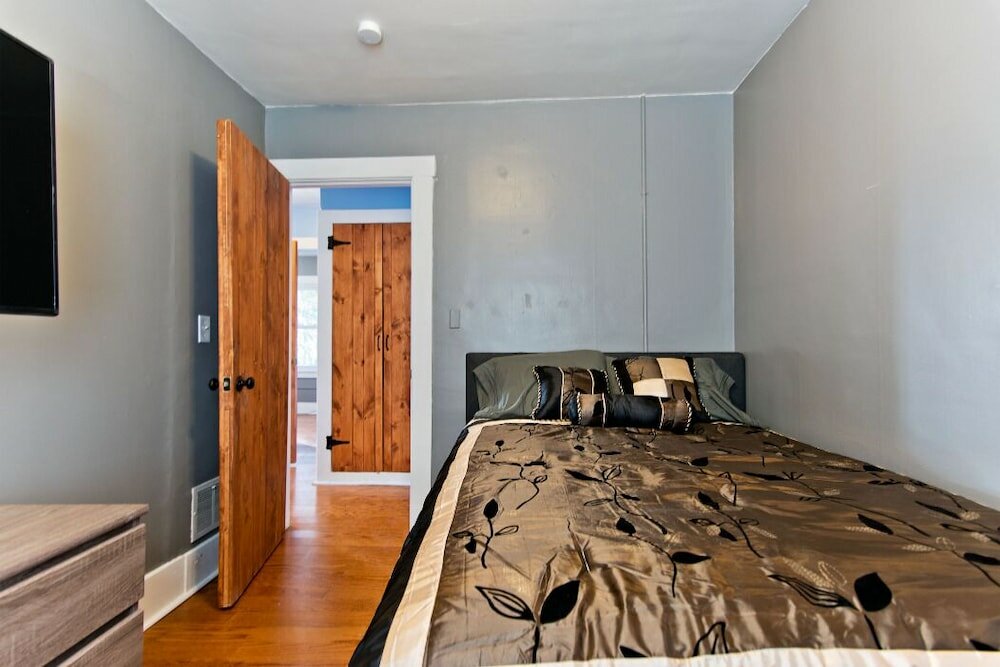 Фото Amazing 5 Bedroom Downtown Ferndale House