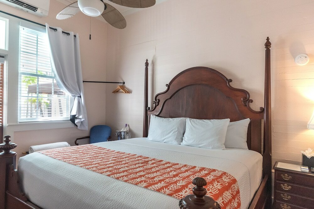 Фото The Porch on Frances Inn