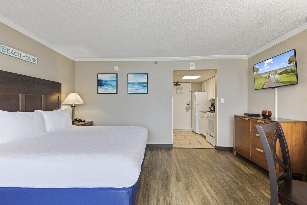 Фото Beachfront 10th-floor Studio Caravelle Resort