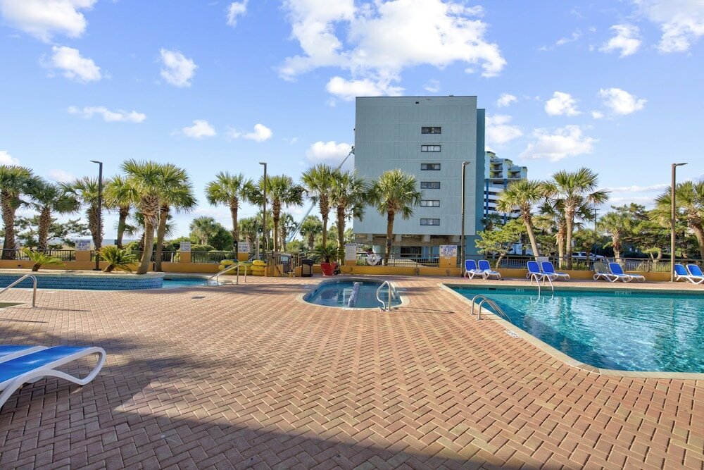 Фото Beachfront 10th-floor Studio Caravelle Resort