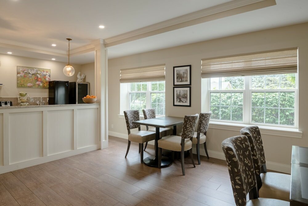 Фото Amsterdam Inn & Suites Sussex