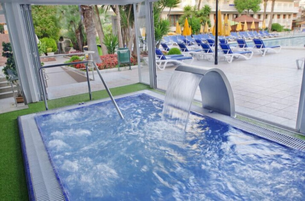 Фото Oasis Park Junior Suites