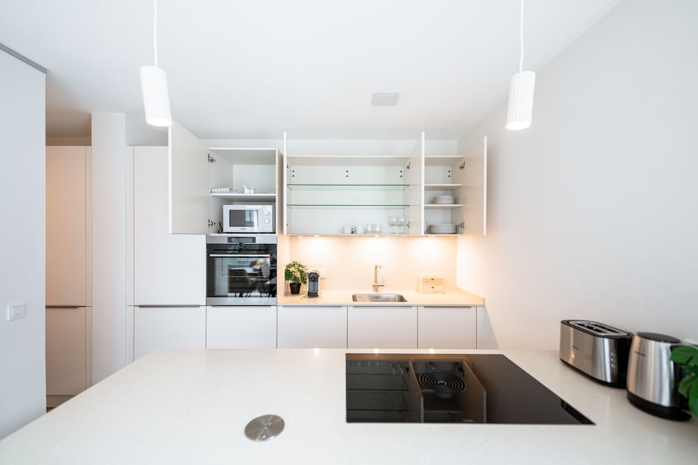 Фото New high-end 2 Br Penthouse w Balcony