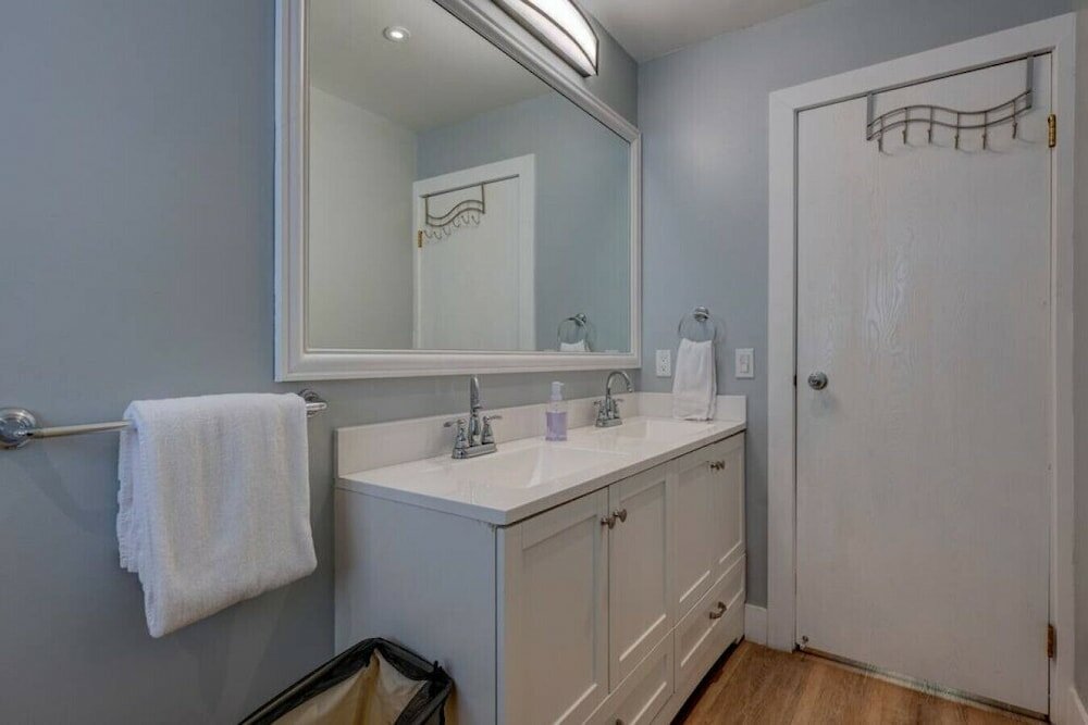 Фото Spacious 1br Cozy Cabin with Patio & Extra Bed