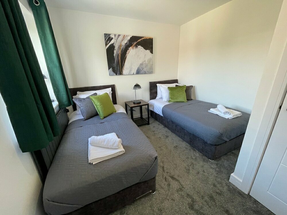 Hotel Brand New High Spec House with parking, England, photo