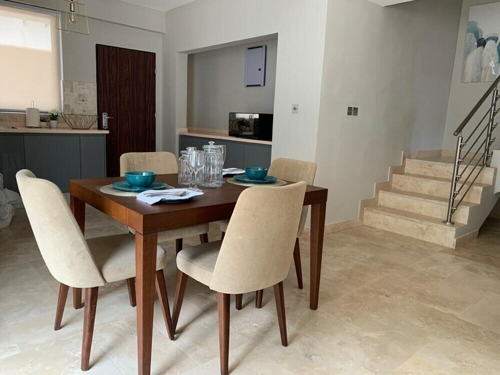 Фото Euneva Court Townhouses - Bentley Place