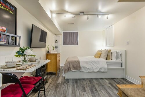 Гостиница Cozy Basement Studio в Торонто