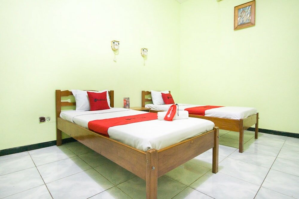 Фото RedDoorz Plus @ Jalan Raya Pasir Putih