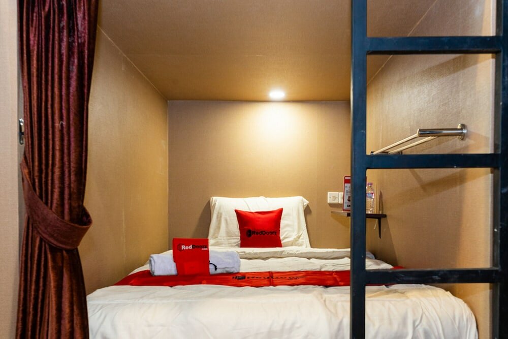 Фото RedDoorz Hostel @ Di Panjaitan Simpang Lima