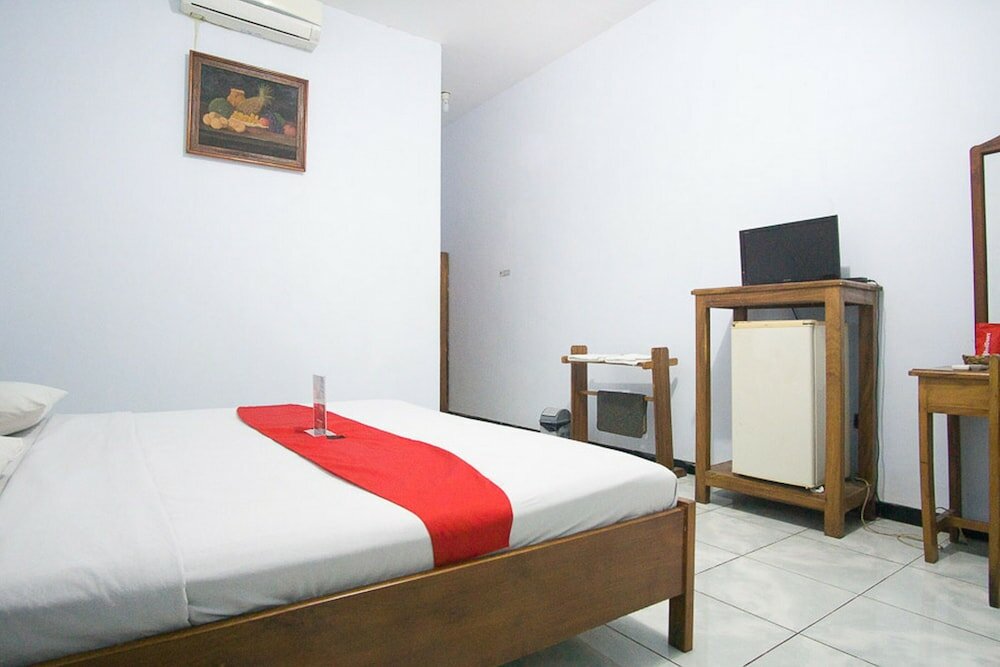 Фото RedDoorz Plus @ Jalan Raya Pasir Putih