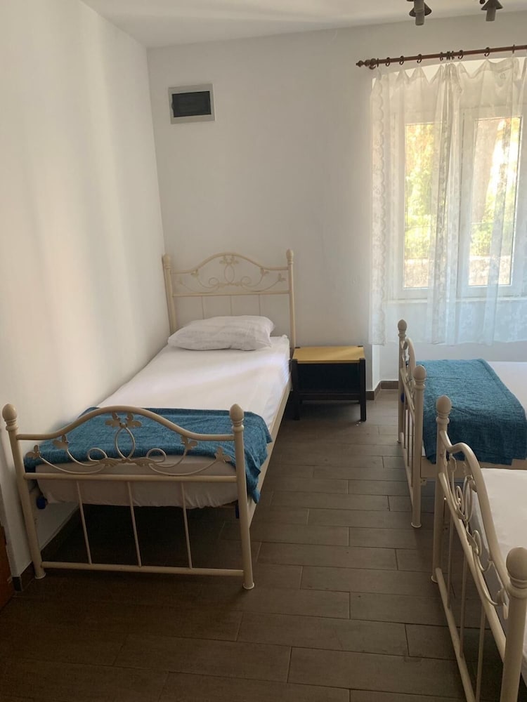 Фото Rooms Garden - Hostel